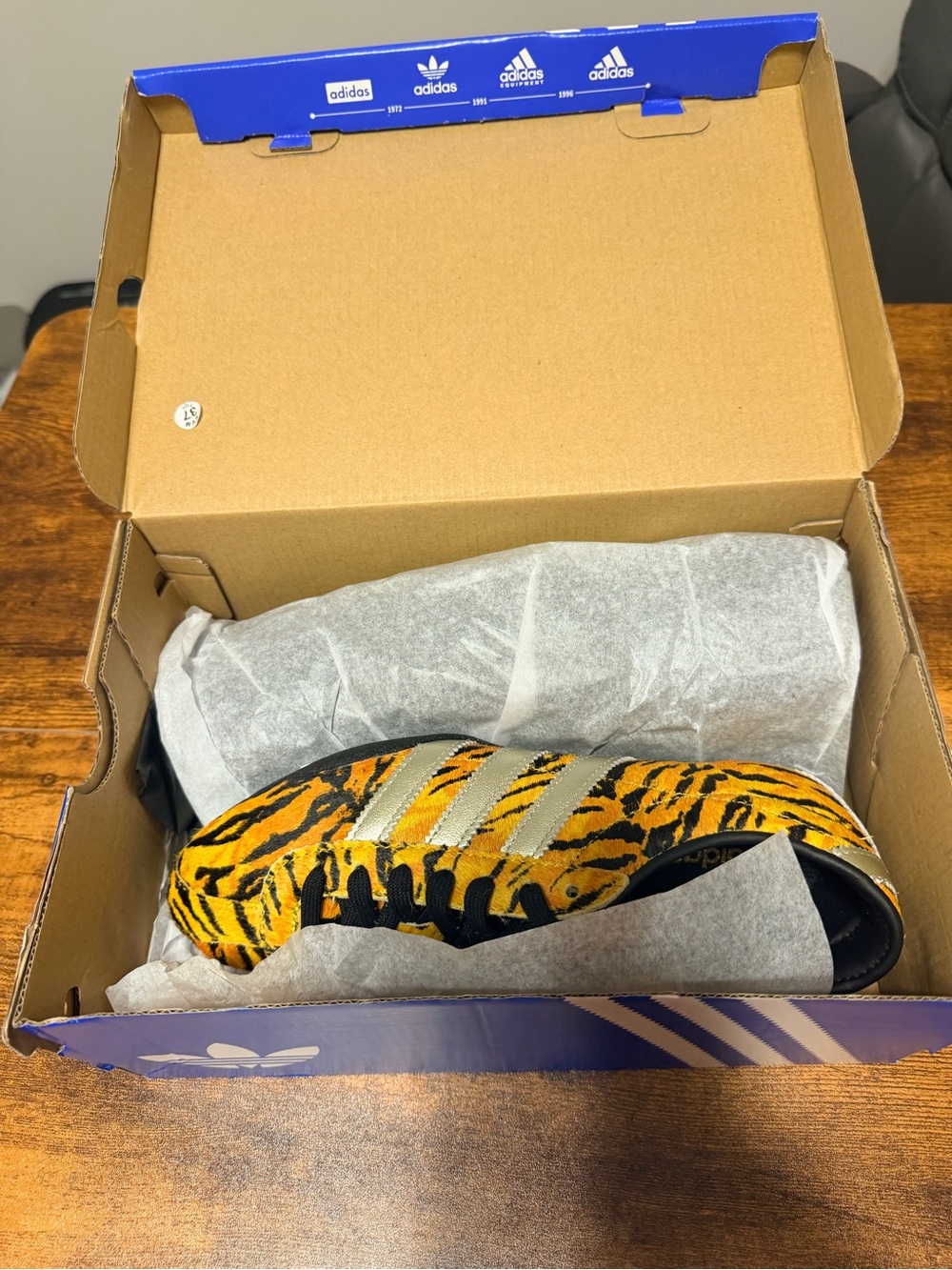 Adidas Womens Tokyo Tiger Print Sneakers in Yellow with Silver Stripes 6W - Picture 5 of 9